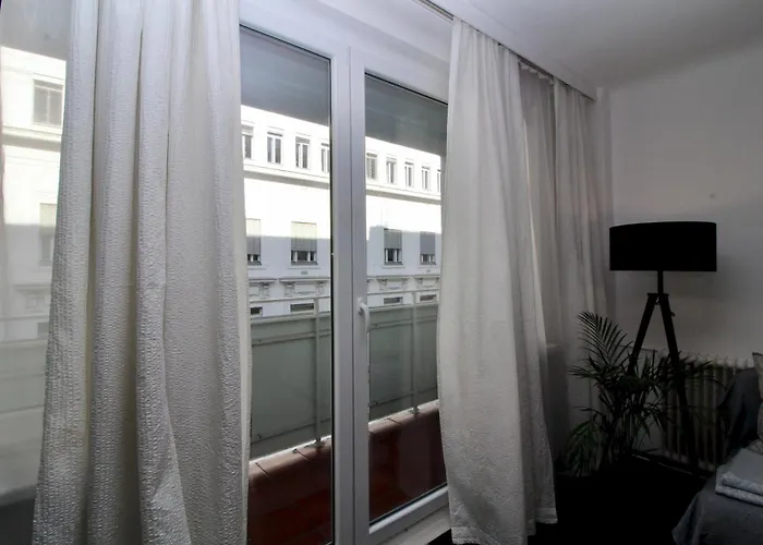 Balcony - Next To Opera Apartamento Viena